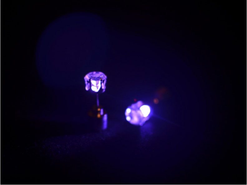 Hot Sale 1PCS Charm LED Earring Light Up Crown Glowing Crystal Stainless Ear Drop Ear Stud Earring Jewelry gift Free Shipping ARVASHAA